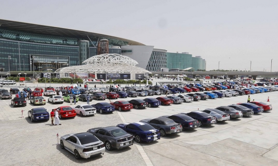 Hơn 300 xe Ford Mustang diễu hành tại Dubai